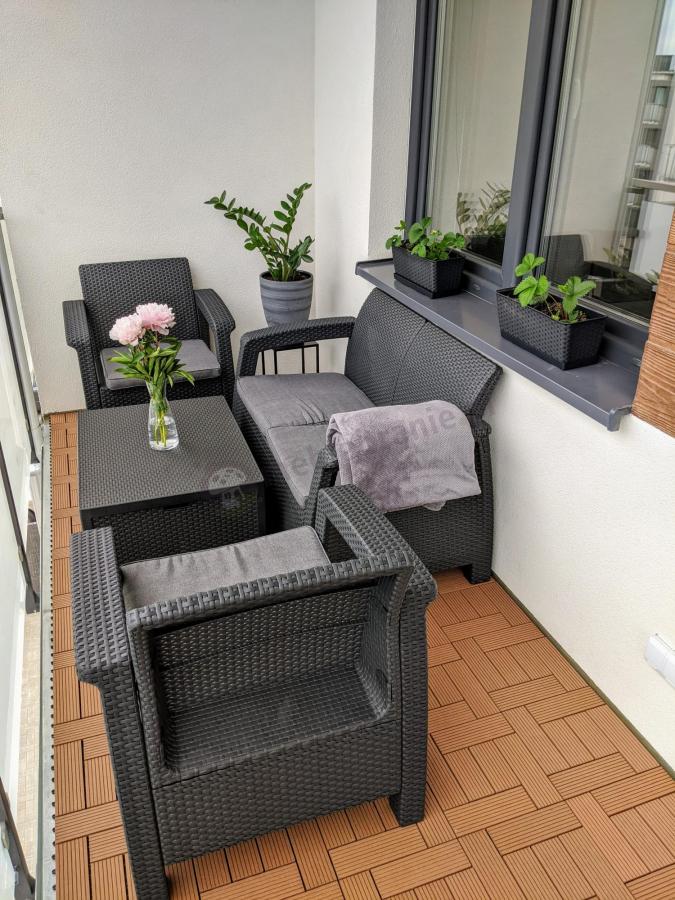 Zestaw ogrodowy Corfu Box Set grafitowy ze stolikiemskrzynią Meble