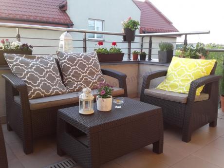 Allibert Keter Corfu Set brązowy zestaw na balkon w ciekawej aranżacji