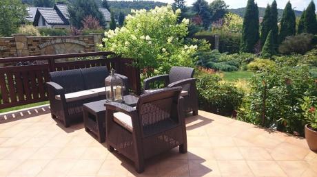 Allibert Keter Corfu Set meble tarasowe z pięknym ogrodem w tle