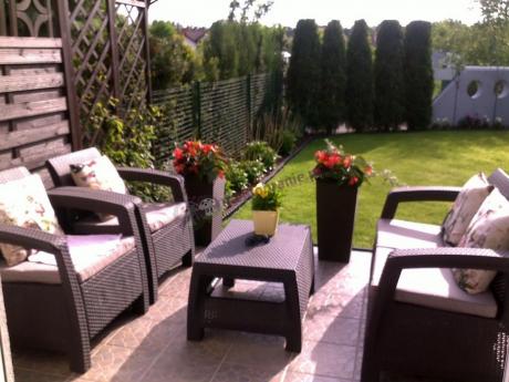 Allibert meble ogrodowe Corfu Set w uroczej aranżacji