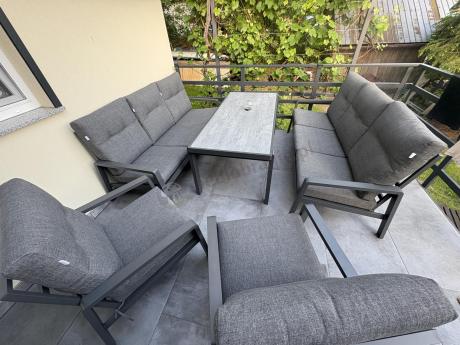 Aluminiowe meble na taras dla 8 osób z 2 sofami i stołem 180x80 - Tavaro Grande Antracite