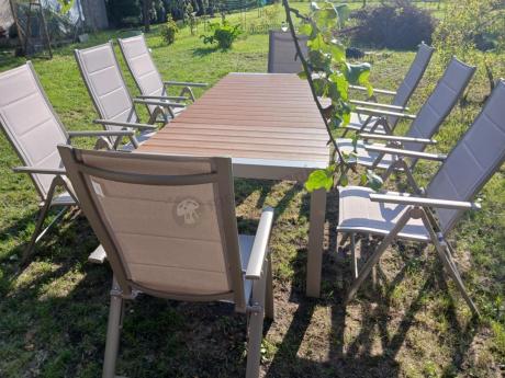 Aluminiowe meble obiadowe na taras - stół rozkładany do 210cm i 8 składanych krzeseł Tanami Daven Taupe