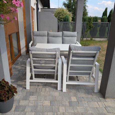 Aluminiowy komplet białych mebli na taras z regulowanymi fotelami, sofą i stołem obiadowym - Renalo Dining Relax Whit