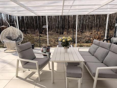 Aluminiowy komplet białych mebli na taras z regulowanymi fotelami, sofą i stołem obiadowym - Renalo Dining Relax Whit