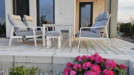 Aluminiowy komplet białych mebli na taras z regulowanymi fotelami, sofą i stołem obiadowym - Renalo Dining Relax Whit