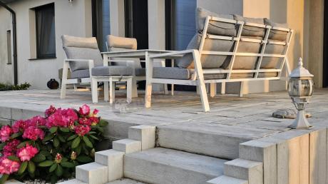 Aluminiowy komplet białych mebli na taras z regulowanymi fotelami, sofą i stołem obiadowym - Renalo Dining Relax Whit