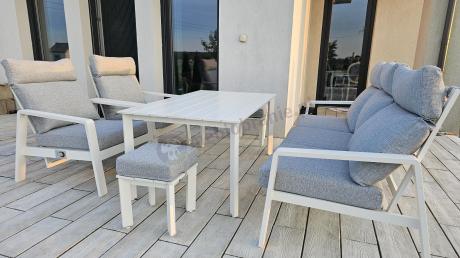 Aluminiowy komplet białych mebli na taras z regulowanymi fotelami, sofą i stołem obiadowym - Renalo Dining Relax Whit