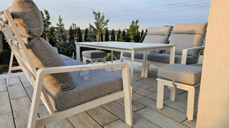 Aluminiowy komplet białych mebli na taras z regulowanymi fotelami, sofą i stołem obiadowym - Renalo Dining Relax Whit