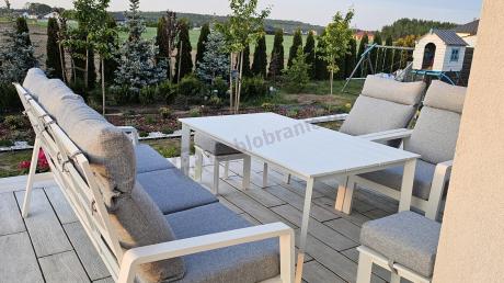 Aluminiowy komplet białych mebli na taras z regulowanymi fotelami, sofą i stołem obiadowym - Renalo Dining Relax Whit