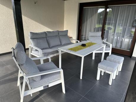 Aluminiowy komplet białych mebli na taras z regulowanymi fotelami, sofą i stołem obiadowym - Renalo Dining Relax Whit