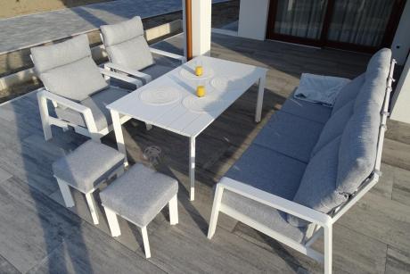 Aluminiowy komplet białych mebli na taras z regulowanymi fotelami, sofą i stołem obiadowym - Renalo Dining Relax Whit