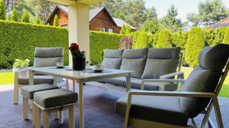 Aluminiowy komplet białych mebli na taras z regulowanymi fotelami, sofą i stołem obiadowym - Renalo Dining Relax Whit