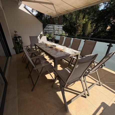 Aluminiowy komplet mebli tarasowych stół rozkładany do 210cm i 12 składanych krzeseł Tanami Daven Taupe