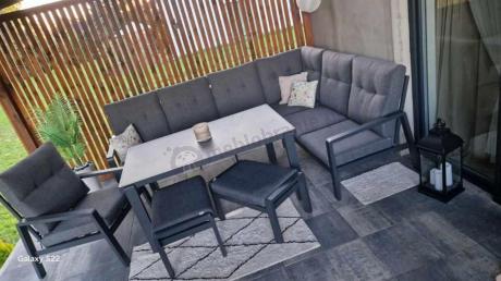 Aluminiowy narożnik ogrodowy z fotelem, pufami i stołem 150x90cm Tavaro Corner Antracite