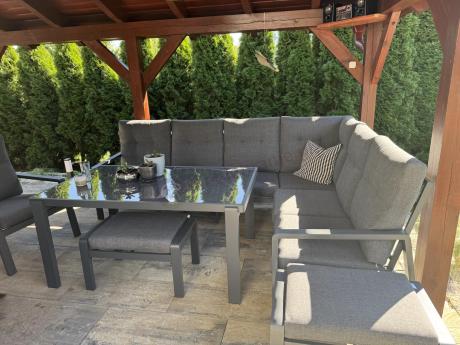 Aluminiowy narożnik ogrodowy z fotelem, pufami i stołem 150x90cm Tavaro Corner Antracite