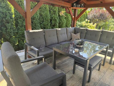 Aluminiowy narożnik ogrodowy z fotelem, pufami i stołem 150x90cm Tavaro Corner Antracite