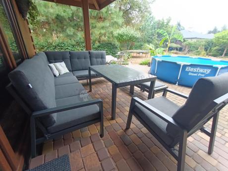 Aluminiowy narożnik ogrodowy z fotelem, pufami i stołem 150x90cm Tavaro Corner Antracite