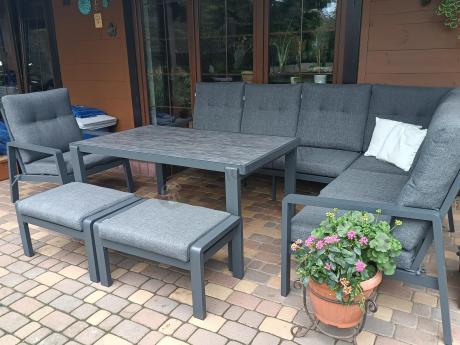 Aluminiowy narożnik ogrodowy z fotelem, pufami i stołem 150x90cm Tavaro Corner Antracite