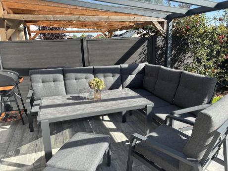 Aluminiowy narożnik ogrodowy z fotelem, pufami i stołem 150x90cm Tavaro Corner Antracite