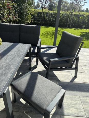 Aluminiowy narożnik ogrodowy z fotelem, pufami i stołem 150x90cm Tavaro Corner Antracite