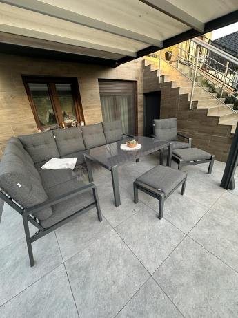 Aluminiowy narożnik ogrodowy z fotelem, pufami i stołem 150x90cm Tavaro Corner Antracite