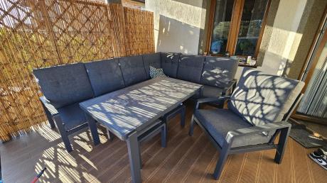 Aluminiowy narożnik ogrodowy z fotelem, pufami i stołem 150x90cm Tavaro Corner Antracite