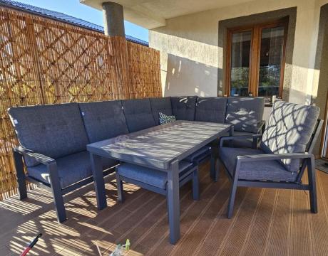Aluminiowy narożnik ogrodowy z fotelem, pufami i stołem 150x90cm Tavaro Corner Antracite