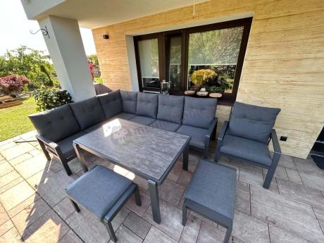 Aluminiowy narożnik ogrodowy z fotelem, pufami i stołem 150x90cm Tavaro Corner Antracite