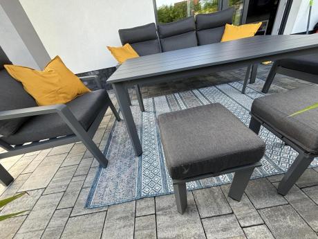 Aluminiowy zestaw ogrodowy z wysokim stołem, sofą 202cm, fotelami i pufami Renalo Dining Grafitowy
