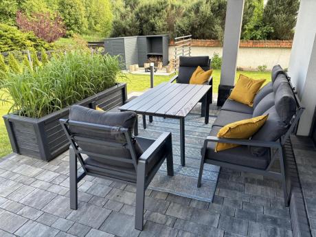Aluminiowy zestaw ogrodowy z wysokim stołem, sofą 202cm, fotelami i pufami Renalo Dining Grafitowy