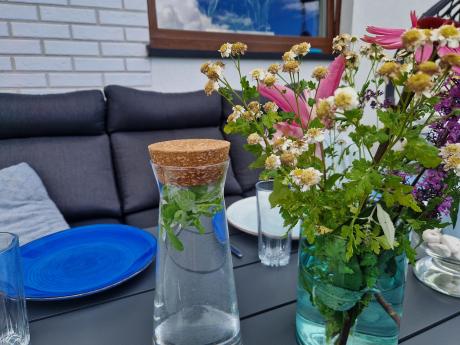 Aluminiowy zestaw ogrodowy z wysokim stołem, sofą 202cm, fotelami i pufami Renalo Dining Grafitowy