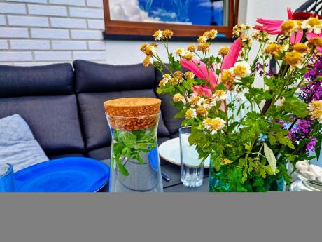 Aluminiowy zestaw ogrodowy z wysokim stołem, sofą 202cm, fotelami i pufami Renalo Dining Grafitowy