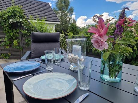 Aluminiowy zestaw ogrodowy z wysokim stołem, sofą 202cm, fotelami i pufami Renalo Dining Grafitowy