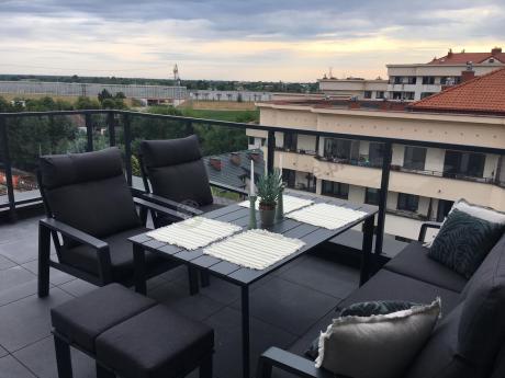 Aluminiowy zestaw ogrodowy z wysokim stołem, sofą 202cm, fotelami i pufami Renalo Family Grafitowy