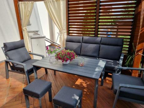 Aluminiowy zestaw ogrodowy z wysokim stołem, sofą 202cm, fotelami i pufami Renalo Family Grafitowy