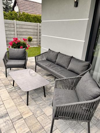 Antracytowe nowoczesne meble ogrodowe metalowe rope style z sofą 202cm, fotelami i stolikiem kawowym Kostto Cafe