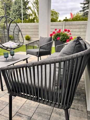 Antracytowe nowoczesne meble ogrodowe metalowe rope style z sofą 202cm, fotelami i stolikiem kawowym Kostto Cafe