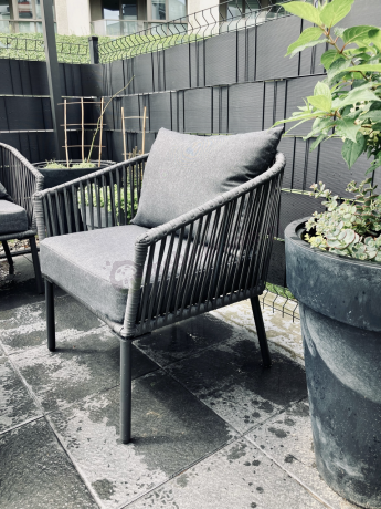 Antracytowe nowoczesne meble ogrodowe metalowe rope style z sofą 202cm, fotelami i stolikiem kawowym Kostto Cafe