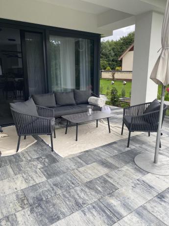 Antracytowe nowoczesne meble ogrodowe metalowe rope style z sofą 202cm, fotelami i stolikiem kawowym Kostto Cafe
