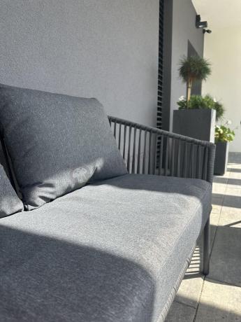 Antracytowe nowoczesne meble ogrodowe metalowe rope style z sofą, fotelami i stolikiem kawowym Kostto Cafe