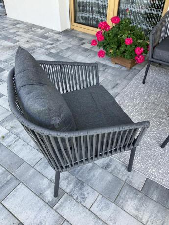 Antracytowe nowoczesne meble ogrodowe metalowe rope style z sofą, fotelami i stolikiem kawowym Kostto Cafe