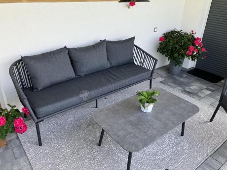 Antracytowe nowoczesne meble ogrodowe metalowe rope style z sofą, fotelami i stolikiem kawowym Kostto Cafe