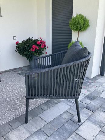 Antracytowe nowoczesne meble ogrodowe metalowe rope style z sofą, fotelami i stolikiem kawowym Kostto Cafe