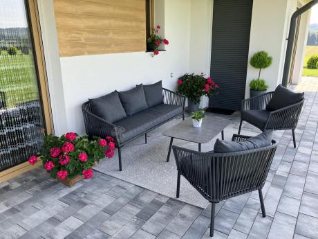 Antracytowe nowoczesne meble ogrodowe metalowe rope style z sofą, fotelami i stolikiem kawowym Kostto Cafe