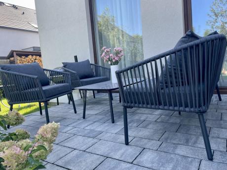 Antracytowe nowoczesne meble ogrodowe metalowe rope style z sofą, fotelami i stolikiem kawowym Kostto Cafe