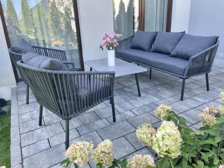 Antracytowe nowoczesne meble ogrodowe metalowe rope style z sofą, fotelami i stolikiem kawowym Kostto Cafe
