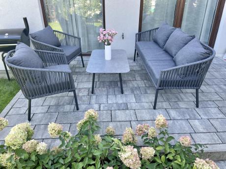 Antracytowe nowoczesne meble ogrodowe metalowe rope style z sofą, fotelami i stolikiem kawowym Kostto Cafe