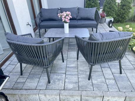 Antracytowe nowoczesne meble ogrodowe metalowe rope style z sofą, fotelami i stolikiem kawowym Kostto Cafe