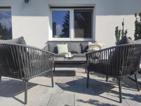 Antracytowe nowoczesne meble ogrodowe metalowe rope style z sofą, fotelami i stolikiem kawowym Kostto Cafe