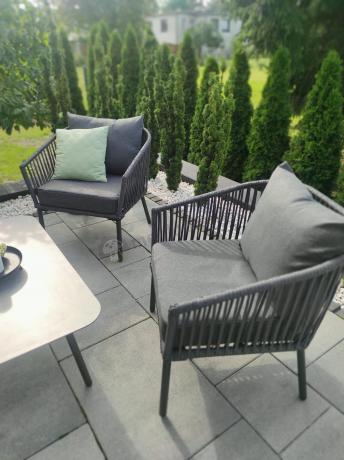 Antracytowe nowoczesne meble ogrodowe metalowe rope style z sofą, fotelami i stolikiem kawowym Kostto Cafe